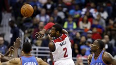 John Wall z Washingtonu elegantní přihrávkou překonává bránící soupeře z týmu John Wall z Washingtonu elegantní přihrávkou překonává bránící soupeře z týmu