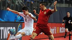 Český futsalista Michal Belej (vlevo) bojuje se Španělem Sergiem Lozanem. Český futsalista Michal Belej (vlevo) bojuje se Španělem Sergiem Lozanem.
