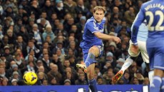NÁPŘAH, STŘELA A GÓL.Branislav Ivanovič posílá Chelsea do vedení na hřišti NÁPŘAH, STŘELA A GÓL.Branislav Ivanovič posílá Chelsea do vedení na hřišti