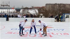 Olympijský park Letná - na vhazování pózují zleva Petr Nedvd, Slavomír Lener a