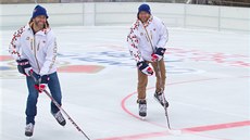 DOBRÁ NÁLADA. Petr Nedvd (vlevo) a Jií Novotný v olympijském parku na Letné.