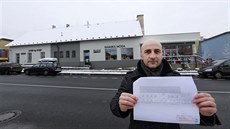 Petr Kubíček před svým domem v Říčanech. Na plánku ukazuje projekt, ke kterému... Petr Kubíček před svým domem v Říčanech. Na plánku ukazuje projekt, ke kterému...