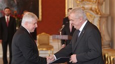Jiří Rusnok oficiálně nastupuje šestiletý mandát v České národní bance. Jiří Rusnok oficiálně nastupuje šestiletý mandát v České národní bance.
