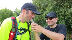 Redaktor Rungo.cz Marek si od kamaráda Michala dává „prejt“, aby doplnil Redaktor Rungo.cz Marek si od kamaráda Michala dává „prejt“, aby doplnil