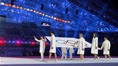 Ruské osobnosti přinesly olympijskou vlajku na slavnostní zahajovací ceremoniál... Ruské osobnosti přinesly olympijskou vlajku na slavnostní zahajovací ceremoniál...