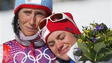 RADOST I SLZY. Olympijská vítězka Marit Björgenová z Norska (vlevo) objímá svou... RADOST I SLZY. Olympijská vítězka Marit Björgenová z Norska (vlevo) objímá svou...