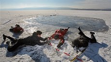 Záchrana lovk, pod ním se propadne led, není u Lipna nijak výjimená. Síla...