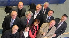 Jedenáct jihočeských poslanců se sešlo na krajském úřadě. Na snímku zleva v... Jedenáct jihočeských poslanců se sešlo na krajském úřadě. Na snímku zleva v...