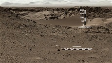 Mítko zanesené do zábru dokládá výku hrany písené duny, kterou musí...
