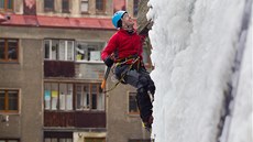 Od soboty je v liberecké Mlýnské ulici lezcm k dispozici umlá ledová stna.