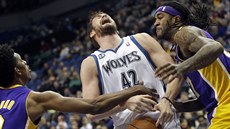 Kevin Love z Minnesoty je faulován Nickem Youngem (vlevo) a Jordanem Hillem z... Kevin Love z Minnesoty je faulován Nickem Youngem (vlevo) a Jordanem Hillem z...