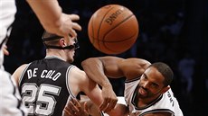 Alan Anderson (vpravo) z Brooklynu v souboji s Nandem De Coloem ze San Antonia. Alan Anderson (vpravo) z Brooklynu v souboji s Nandem De Coloem ze San Antonia.