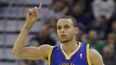 Stephen Curry z Golden State Warriors se raduje z úspné stely.