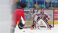 Jakub Ková trénuje ped olympijskými hrami s hokejisty Hradce Králové.