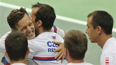Tomá Berdych (vlevo) práv zajistil eským tenistm postup do tvrtfinále...