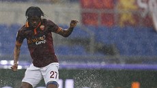 Gervinho z AS ím pi zpracování míe