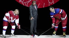 Alexandr Ovečkin a Alexandra Kapustinová společně představovali ruské dresy pro Alexandr Ovečkin a Alexandra Kapustinová společně představovali ruské dresy pro