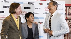 Jeff Goldblum (vpravo) se bhem tiskové konference baví s reisérem Wesem...