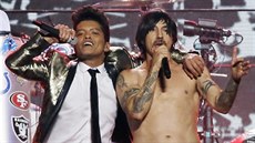 Bruno Mars a Anthony Kiedis z The Red Hot Chili Peppers při vystoupení na... Bruno Mars a Anthony Kiedis z The Red Hot Chili Peppers při vystoupení na...