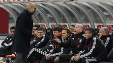 DEBATA NA LAVICE. Pep Guardiola, kou Bayernu, diskutuje bhem zápasu s...