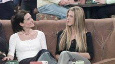Courteney Coxová a Jennifer Anistonová v seriálu Pátelé (2000)