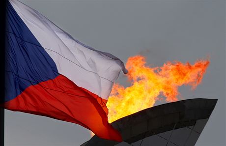 eská vlajka nad olympijským ohnm v ruském Soi