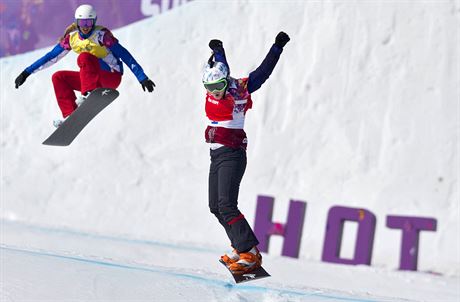 Eva Samkov (vpravo) vybojovala ve snowboardcrossu zlatou olympijskou medaili....