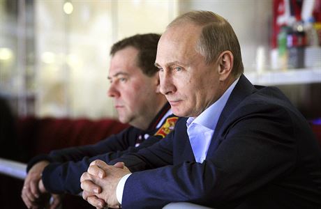 Ruský prezident Vladimir Putin a premiér Dmitrij Medvedv sledují hokejové...
