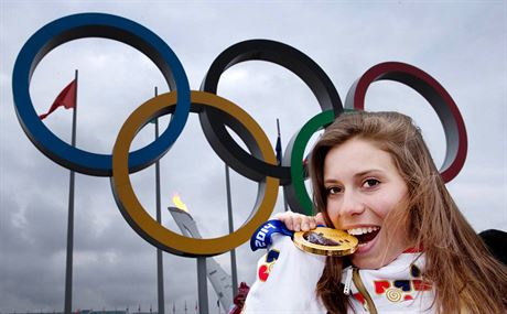 Vítzka snowboardcrossu Eva Samková se zlatou olympijskou medailí v centu Soi. Ilustraní snímek.