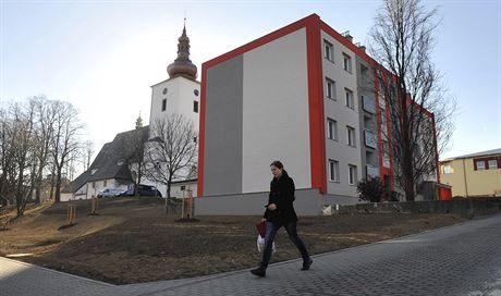 Krter po vybuchlm domu byl zavezen zeminou a na mst byly zasazeny stromy.