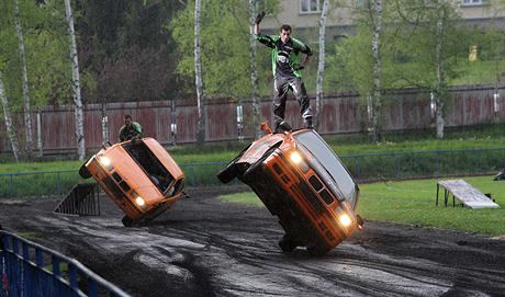 Stunt Riding Show. Areál stadionu Na Losích v Havlíkov Brod slouil i...