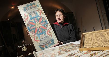 Sbratel Petr Bílý pipravil výstavu trappolových karet v Národopisném muzeu...