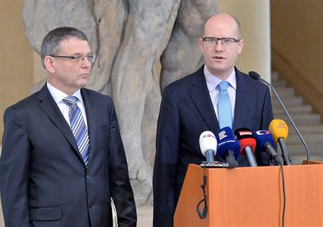 Premiér Bohuslav Sobotka a ministr zahranií Lubomír Zaorálek.