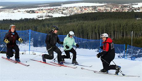 Lyaský kurz telemarku na krunohorském Pleivci, vpravo v bílé helm vedoucí