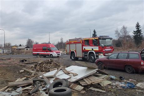 Trojice mu nakládala kovový materiál z polorozboené budovy v dráním areálu