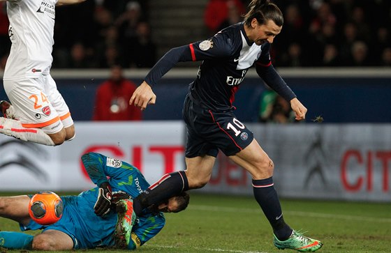Branká Nicolas Penneteau z Valenciennes drí za nohu Zlatana Ibrahimovie z