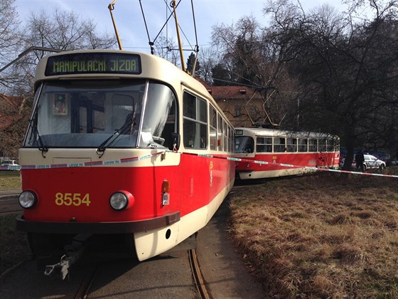 Policisté vyetují smrt eny, kterou lidé nali v tramvaji linky íslo 17 v...