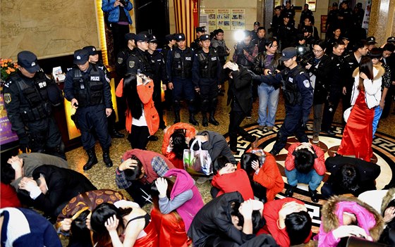 ást zadrených pi policejním zásahu proti nevstincm v ín (Tung-kuan, 9....