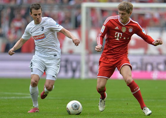 KDO S KOHO? Vladimír Darida z Freiburgu (vlevo) a Toni Kroos z Bayernu Mnichov.