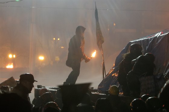Demonstranti zapalovali pneumatiky, aby zabránili policistm v postupu smrem k...