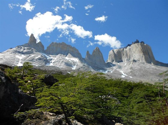 Las Tres Torres, ti ve masivu Paine, focené z údolí Valle del Francés.