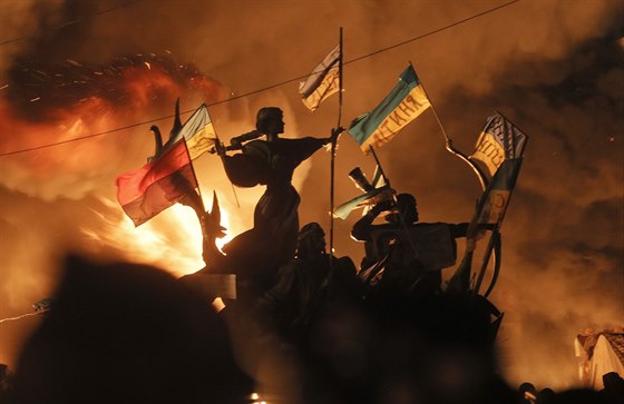 Socha na kyjevském Námstí nezávislosti bhem noních stet demonstrant s...