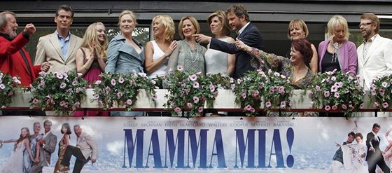 lenové skupiny ABBA a herci muzikálu Mamma Mia! - védská premiéra filmového