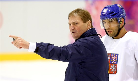 Trenér Alois Hadamczik pi tréninku eské hokejové reprezentace. (13. února...