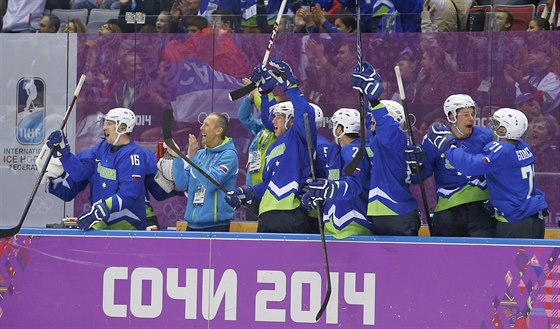 NEUVITELNÉ. Slovinská stídaka jásá poté, co porazili výbr Slovenska 3:1....