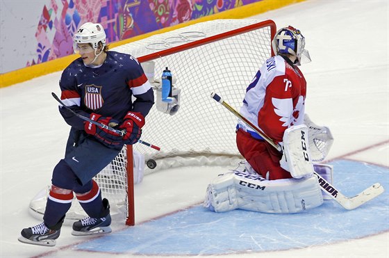 Amerian T.J. Oshie skóroval v samostatných nájezdech hned tikrát ránou mezi...