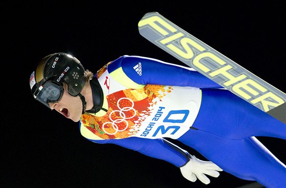 eský skokan Jan Matura v olympijskému závodu na velkém mstku. (15. února 2014)