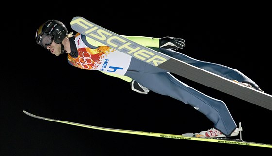 eský skokan Roman Koudelka v olympijskému závodu na velkém mstku. (15. února...
