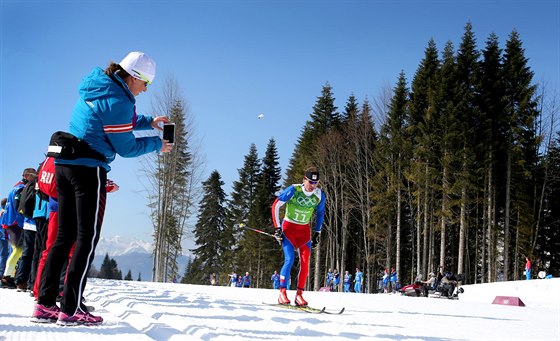Bec na lyích Luká Bauer ve tafetovém závodu na 4x10 kilometr. (16. února...