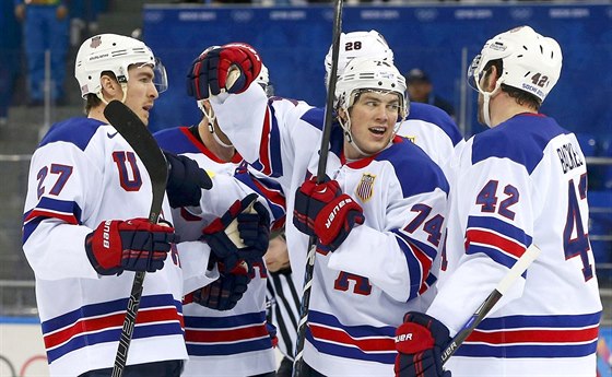 Amerian T.J. Oshie (74) se se spoluhrái raduje z branky v síti Slovinska....